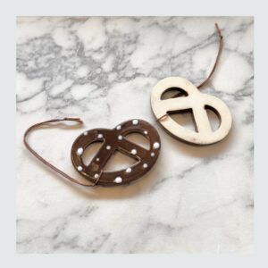 Mini-Keramikornament Brezel